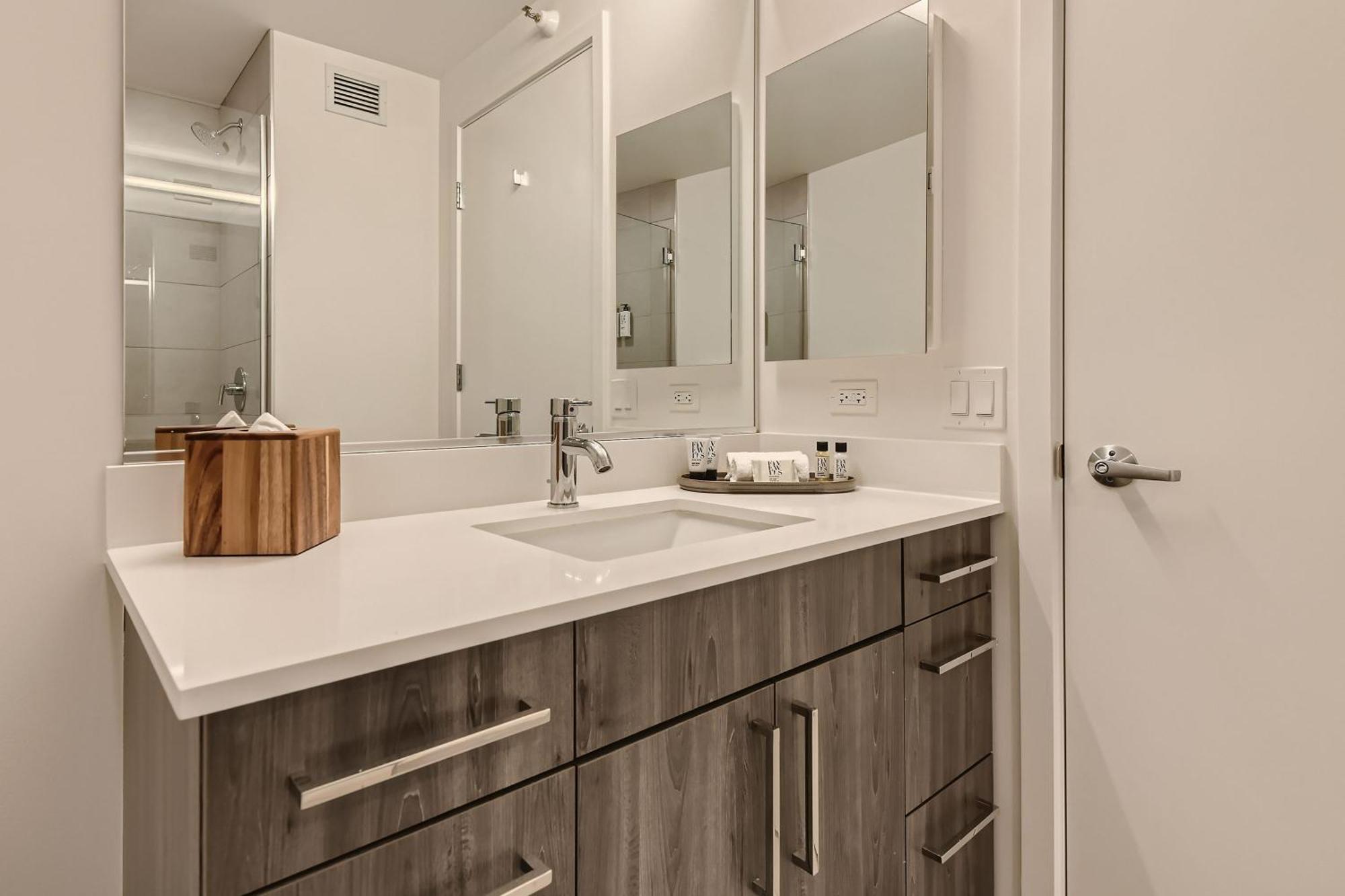 Апарт отель Sentral Michigan Avenue Чикаго Номер фото Bathroom