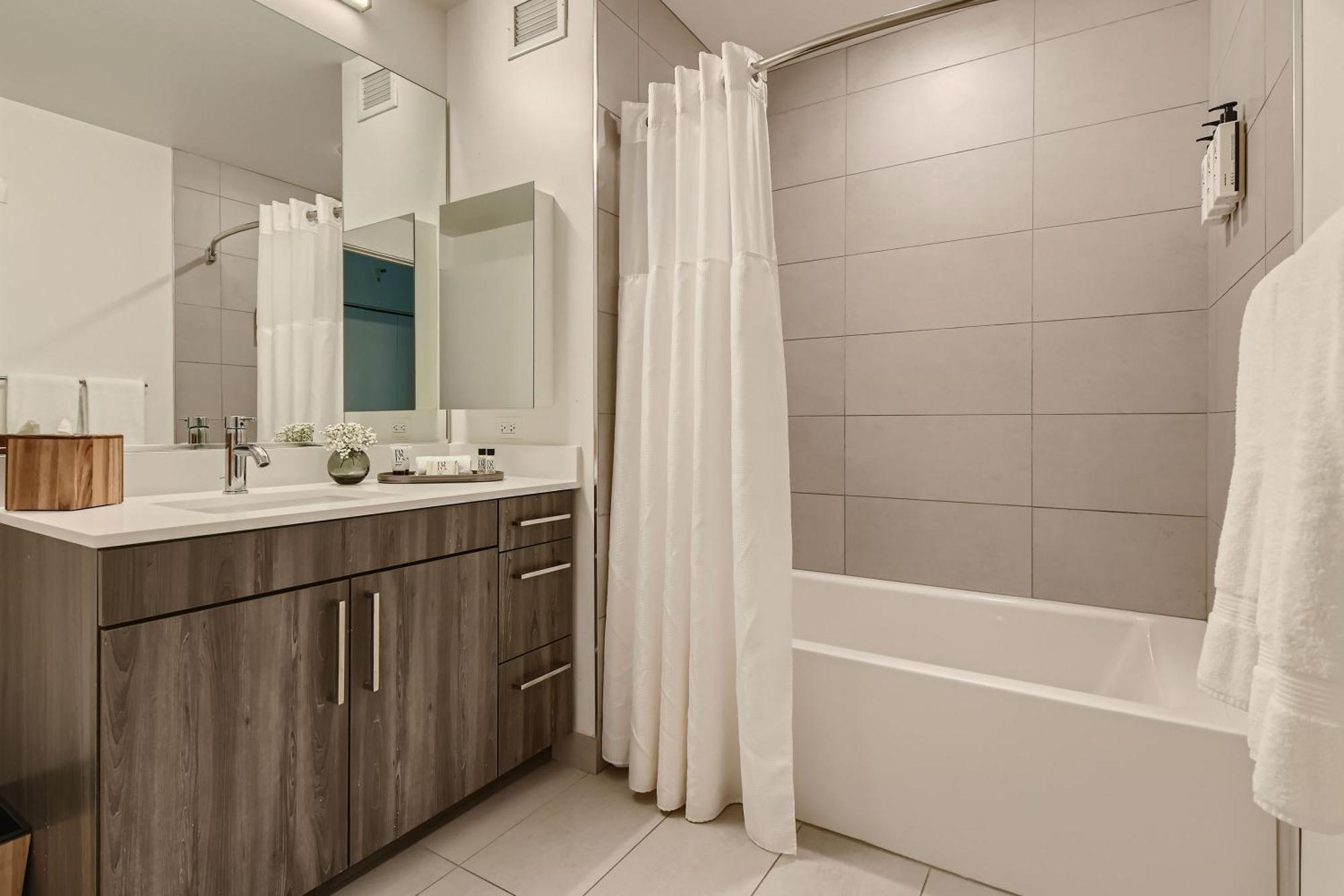 Апарт отель Sentral Michigan Avenue Чикаго Номер фото A modern bathroom with a shower curtain