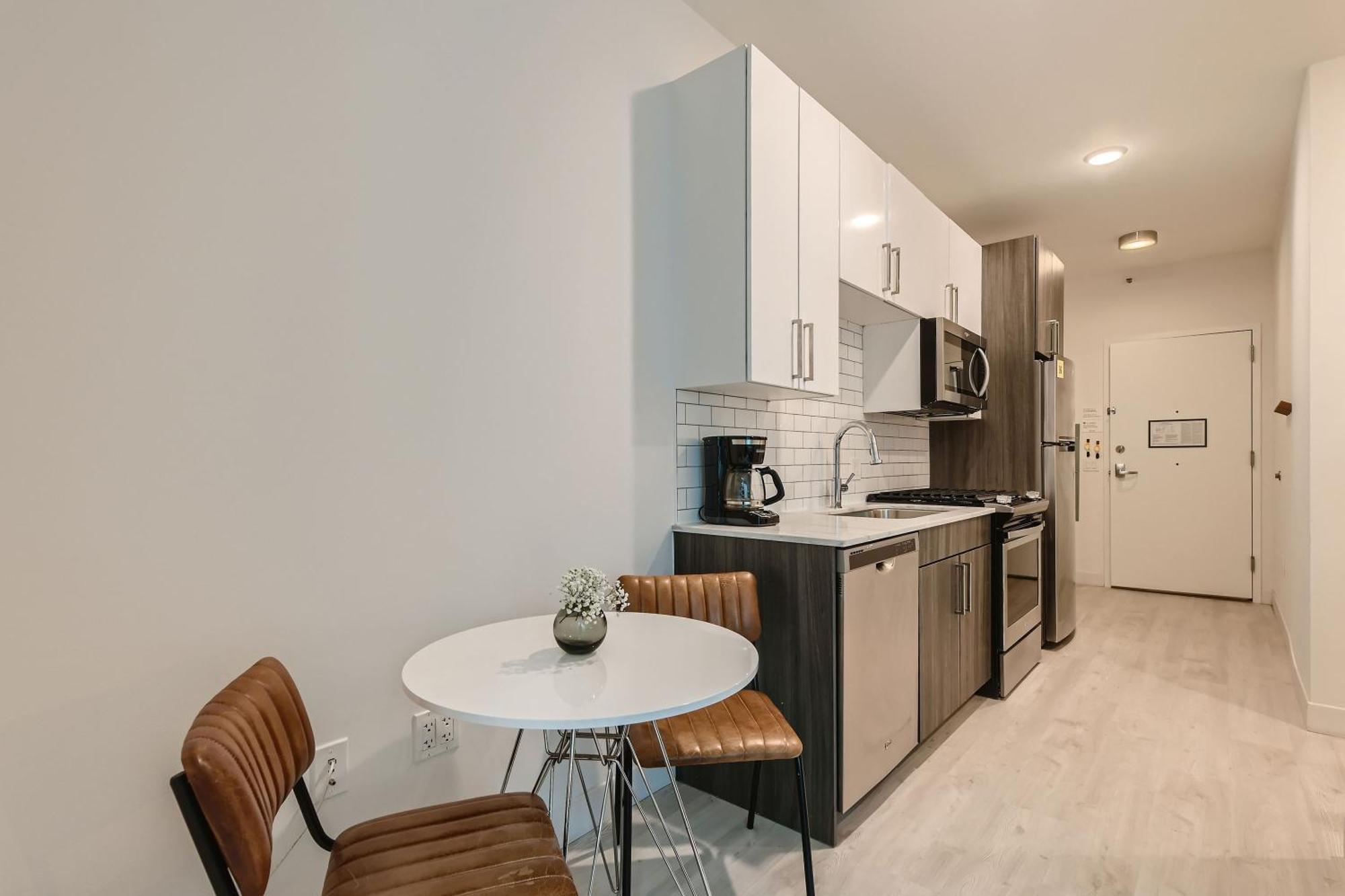 Апарт отель Sentral Michigan Avenue Чикаго Номер фото Kitchen